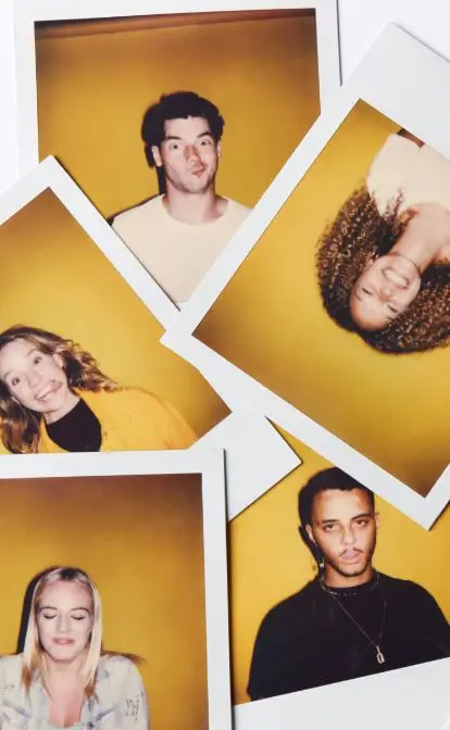 Polaroids imbriqués symbolisant des candidatures de casting