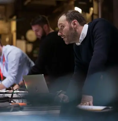 Technicien en train de gérer un livestream dans une régie de production audiovisuelle