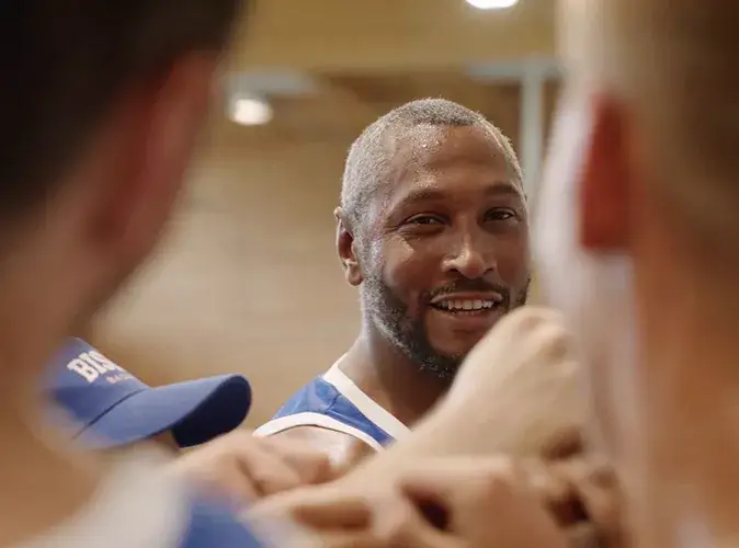 Photo de Boris Diaw, ancien joueur de NBA, avec son équipe de Biscarosse, pour le projet Néo Portrait, production par gcom.