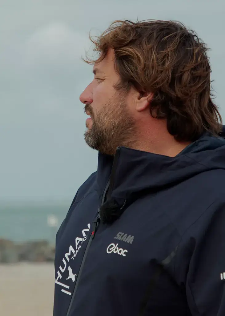 Antoine Cornic, skipper participant au Vendée Globe, photographié lors d'une interview par G-Communication.