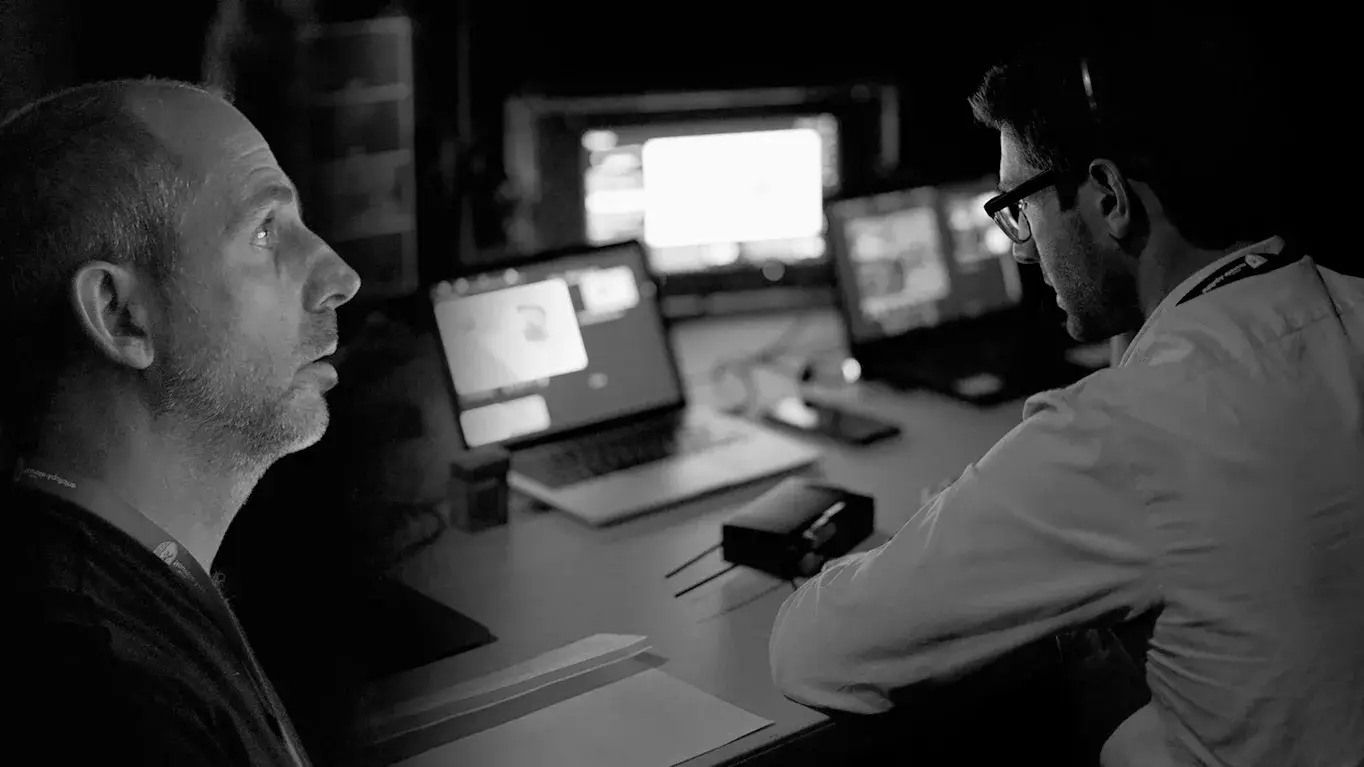 Julien, Guillaume, Baptiste, Léa, Lucille, Manon, Alexandra, Samuel, membres de l'équipe Gcom, en pleine concentration lors d'une production audiovisuelle.