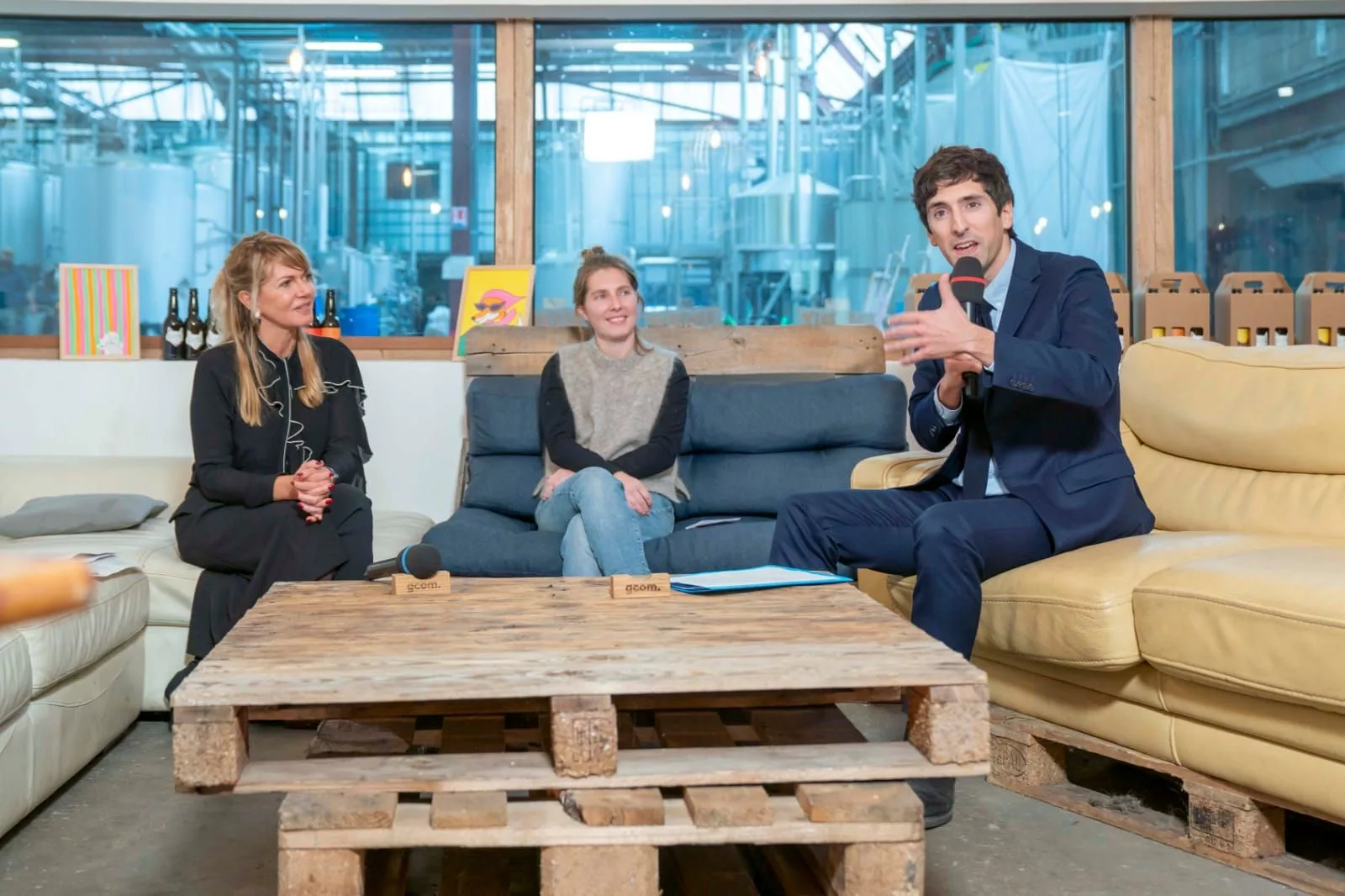 Conférence de presse organisée par gcom. pour le lancement de l’événement "Ici, nos savoir-faire" du Comité Régional du Tourisme de Nouvelle-Aquitaine, réunissant les intervenants sur un plateau chaleureux et artisanal.