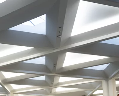 Structure architecturale géométrique du plafond du Palais des Congrès de Strasbourg, photographiée lors d'une captation vidéo par l'agence gcom.