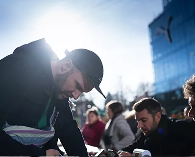Membres de l'équipe gcom profitant d'une pause en extérieur sous le soleil hivernal, lors d'un déplacement professionnel.