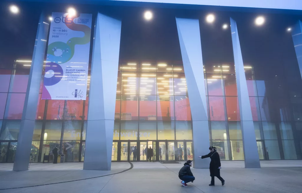 Djal et Lucile, cadreurs de l'agence gcom, prennent la pose de manière décontractée devant l'entrée du Palais des Congrès de Strasbourg avant une captation.
