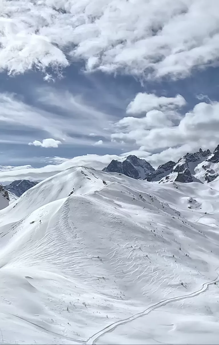 Vue panoramique des montagnes enneigées de Serre Chevalier pour la campagne de fin d'année de l'UCPA, réalisée par l'agence gcom.
