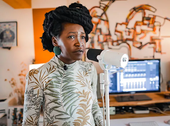 Okali chanteuse en enregistrement studio micro lors du reportage NEO Le Portrait saison 3 par gcom